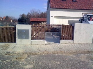 Zaun und Tor Konstruktion feuerverzinkt und Lack