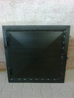 Die Tür zum Dachboden, schwarz matt.