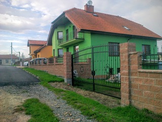 Das Tor aus Schmiedeteile, feuerverzinkt, schwarz matt.