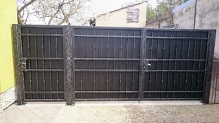 Tor, geschmiedet Profile, feuerverzinkt, schwarz matt. und Patina