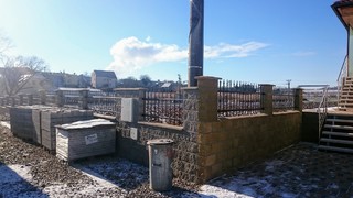 Feld Zaun von Metallprofilen, feuerverzinkt, schwarz matt. und Patina