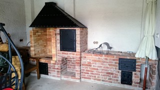 Dunstabzug und Türen, mattschwarzer Farbe und Backen