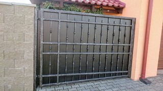 Tor Metallprofilen , feuerverzinkt, schwarz matt. und Patina