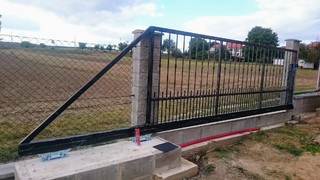 Tor aus geschmiedete Profil, feuerverzinkt, Matt Schwarz und Patina