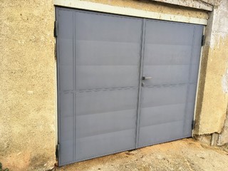 Der Türflügel angelenkt Platz