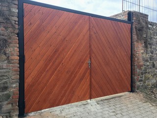 Die Konstruktion des Tores für Holz, Zink und schwarze Matte.