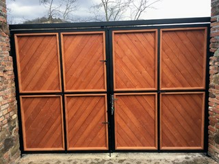 Die Konstruktion des Tores für Holz, Zink und schwarze Matte.