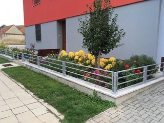 Zaunfelder und Tor, Zink und Farbe