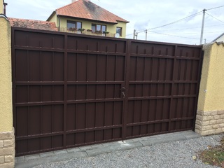 Tor, glatte Profile, heiße Zinkkonstruktion, verzinktes Blech und Farbe