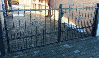 Tor, geschmiedete Profile, heißes Zink, schwarze Matte. Patina