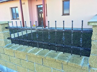 Zaunfeld, geschmiedete Profile, heißes Zink, schwarze Matte. Patina