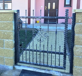 Ziel, geschmiedete Profile, heißes Zink, schwarze Matte. Patina