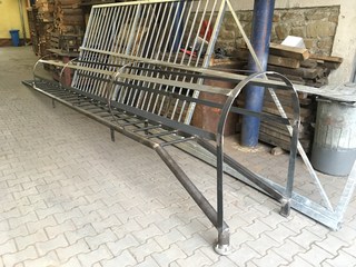 Leiter mit Schutzkorb und Trockenbau vor dem Verzinken