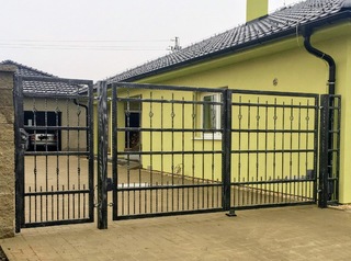 Tor und Tor (geschmiedet), verzierte Profile, Zink, schwarze Matte und Patina