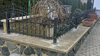 Geschmiedete Zaunfelder - Aus verzierten Profilen, Zink, schwarzer Matte und Patina