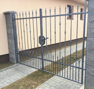 Geschmiedetes Tor - hergestellt aus verzierten Profilen, Zink, Schmied und Patina