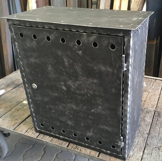 HUP Kabinett, dekoriert Profile, Zink, schwarz matt. und Patina
