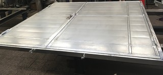 Feuerverzinkte Tür und gebogenes Zn-Blech