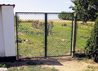 Tor mit Gitter, Farbe zinorex