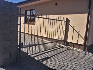 Geschmiedetes einflügeliges Tor, Zink, Schmiedefarbe und Patina