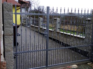 Geschmiedetes Tor, Feuerverzinkung und Schmiedelack