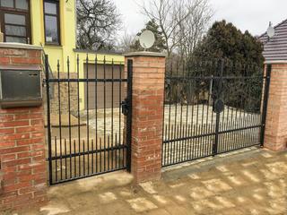 Tor und Tor geschmiedet, Zink, schwarz matt und patiniert