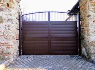 Verzinkte Tür und Farbe