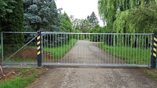 Selbsttragendes Tor, feuerverzinktes Zink. Vorhandene Spalten