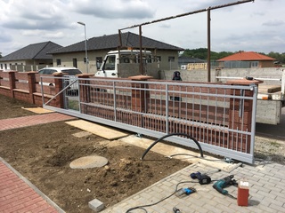 Selbsttragendes Tor, feuerverzinktes Zink und Farbe