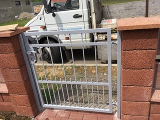 Tor, feuerverzinkt und farbig