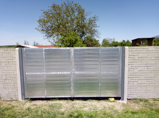 Verzinktes Tor, Farbpfosten