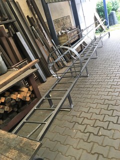 Leiter mit Schutzkorb gegen Verzinken