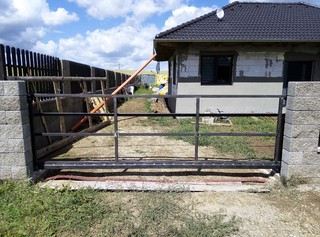 Selbsttragendes Tor, ohne Oberflächenbehandlung, Konstruktion für Holzfüllung