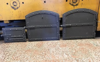 Türen zum Kamin, Kamin und Räucherkammer, hitzebeständige Farbe