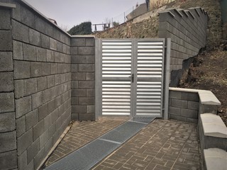 Doppelblättriges Tor, feuerverzinkt, Lamellen-Zn-Blech. Gitterrosten feuerverzinkt.