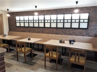 "Fenster" aus Fahnenmasten, mattschwarz