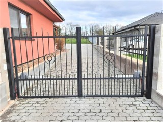 Doppelblättriges Tor, Zink und Mattschwarz.