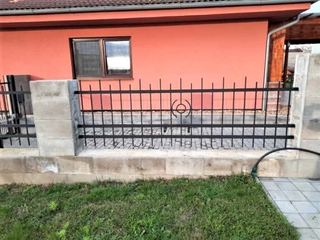 Zaunfeld, Zink und schwarz matt.