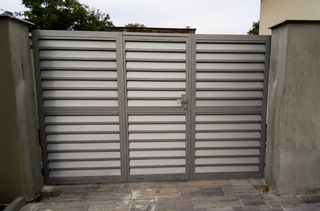 Tor mit integriertem Tor, feuerverzinkte Konstruktion, AL-Lamellen, Farbe