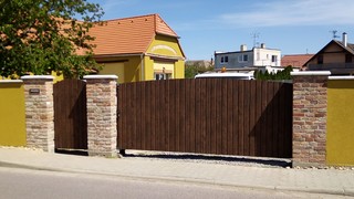 Tor und selbsttragendes Tor, Füllung "Blech wie Holz"