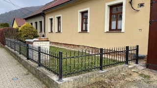 Zaunfelder und Pforte, Zink, Farbe und Patina