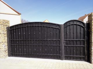 Tor und Einflügeltor „geschmiedet“, feuerverzinkt, schwarz matt und patiniert