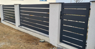 Tor und Feld, Aluminium und Farbe