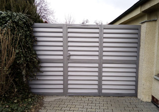 zweiflügeliges Tor mit integriertem Tor, verzinkte Stahlkonstruktion, Aluminiumlamellenfüllung, Farbe