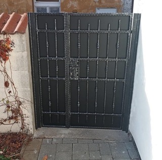 geschmiedetes zweiflügeliges Tor, Zink, schwarz matt und patiniert