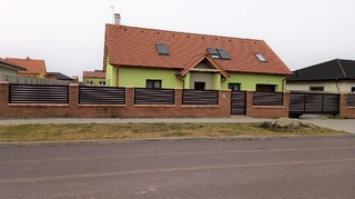 selbsttragendes Tor, Tor und Spielfeld, Fahnenstahl verzinkt, Alu-Lamellenfüllung, farbig