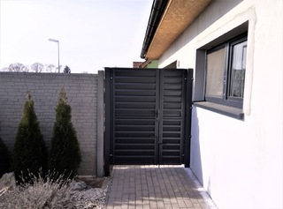 Doppelflügeltor, Konstruktion aus Feuerverzinkung, Lamellenfüllung aus Zn-Blech, Farbe Anthrazit