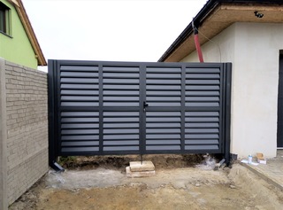 zweiflügeliges Tor, Konstruktion aus Feuerverzinkung, Lamellenfüllung aus Zn-Blech, Farbe Anthrazit