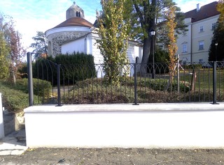 Feldzäune wie „geschmiedet“ und Pfosten, Zink und Farbe