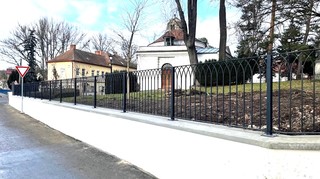 Feldzäune wie „geschmiedet“ und Pfosten, Zink und Farbe